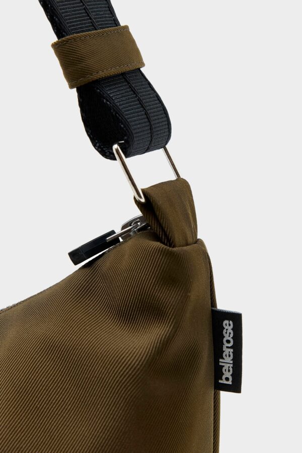 BW26282320P1897-521_16754139999_3238eb2f-0430-4cea-80aa-cf388675e698.jpg Hane sling bag (262 / W / CARBONE)
