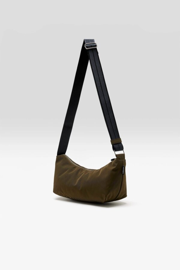 BW26282320P1897-521_16754169999_039f27e8-5ca5-4f83-8144-fbbaab1bee52.jpg Hane sling bag (262 / W / CARBONE)