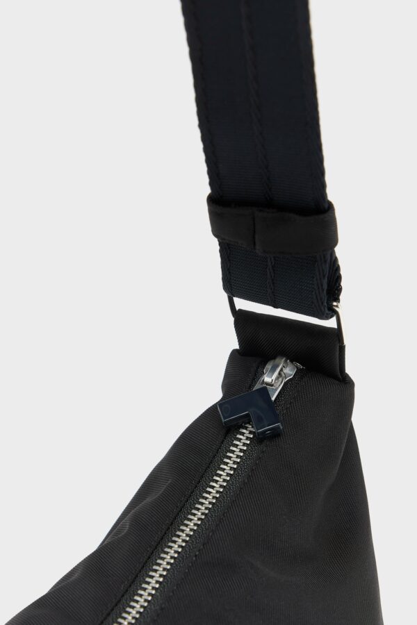 BW26282320P1897-916_16546659999_2d78d7de-af6d-4bcd-a465-c3f7dcee4755.jpg Hane sling bag (262 / W / BLACK BEAUTY)