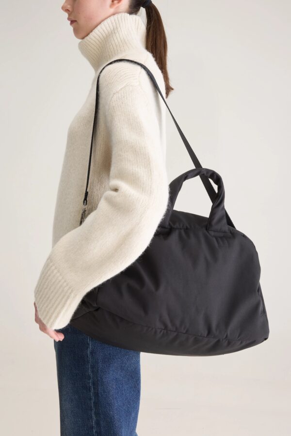 BW26282720P1897-916_1644870_3af824b9-2eda-4a5a-99ff-ee71f70baeb8.jpg Helton duffle-style bag (262 / W / BLACK BEAUTY)