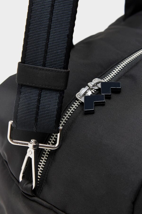 BW26282720P1897-916_16755369999_7fef0e1c-6b4d-46ba-93a2-aecc38d8f488.jpg Helton duffle-style bag (262 / W / BLACK BEAUTY)